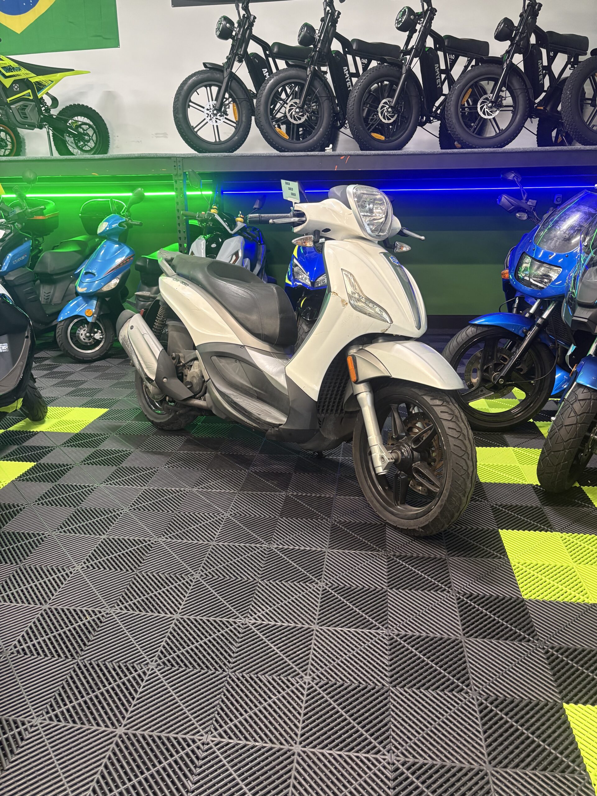 PIAGGIO Bv350 scooter - Image 2
